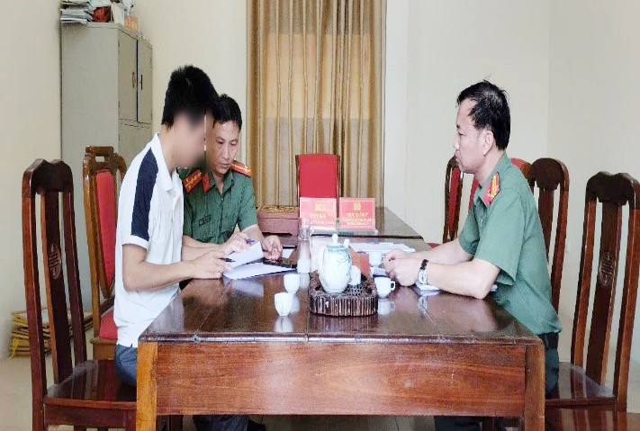 Cán bộ Phòng An ninh đối ngoại làm việc với L.A.K