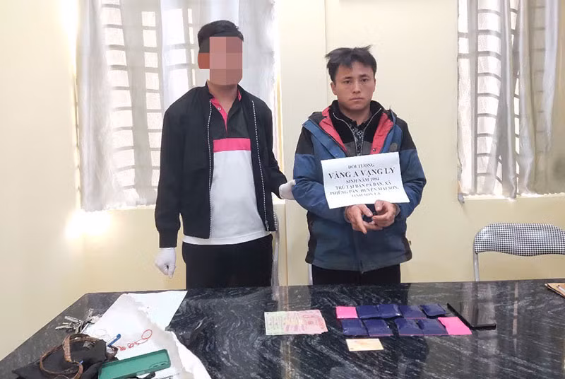 Đối tượng Vàng A Vạng Ly cùng tang vật tại cơ quan Công an