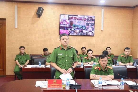 Trung tá Nguyễn Thành Lâm, Trưởng Phòng Cảnh sát QLHC về TTXH điều hành phần tham luận tại hội nghị