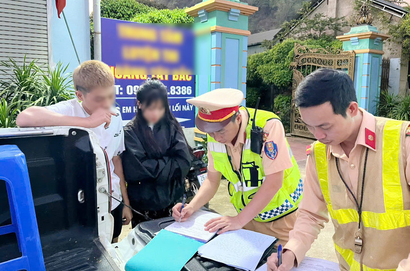 Phòng CSGT Công an tỉnh Sơn La lập biên bản xử lý Quàng Thị L và Phạm Hoài N Phòng CSGT Công an tỉnh Sơn La lập biên bản xử lý Quàng Thị L và Phạm Hoài N