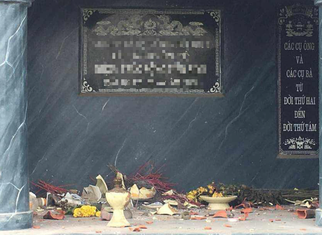 Một phần mộ trong nghĩa trang phường Tây Mỗ bị đập phá tan hoang