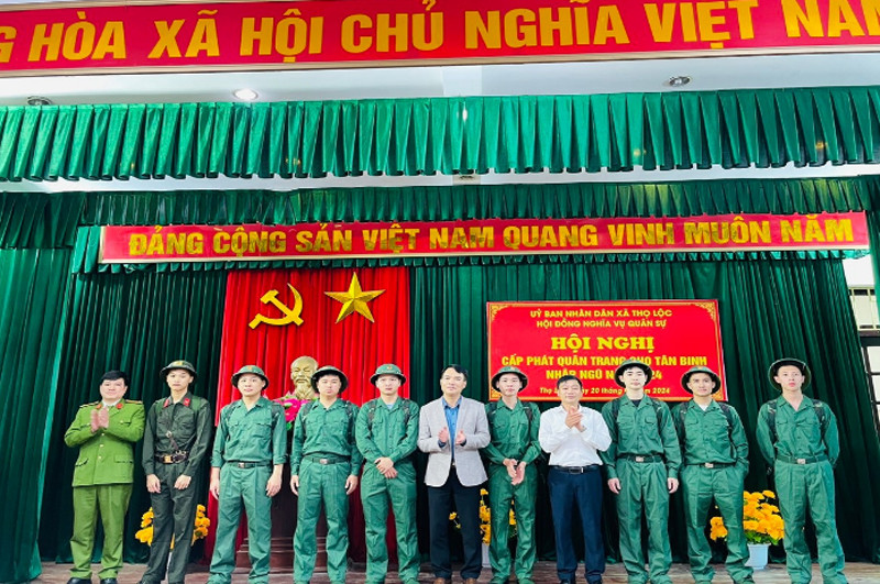 Sáng 20-2, đồng loạt các xã, thị trấn tổ chức cấp phát quân trang cho tân binh