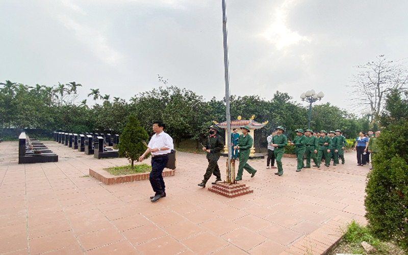 Các tân binh dâng hương tại nghĩa trang liệt sỹ xã Thượng Cốc