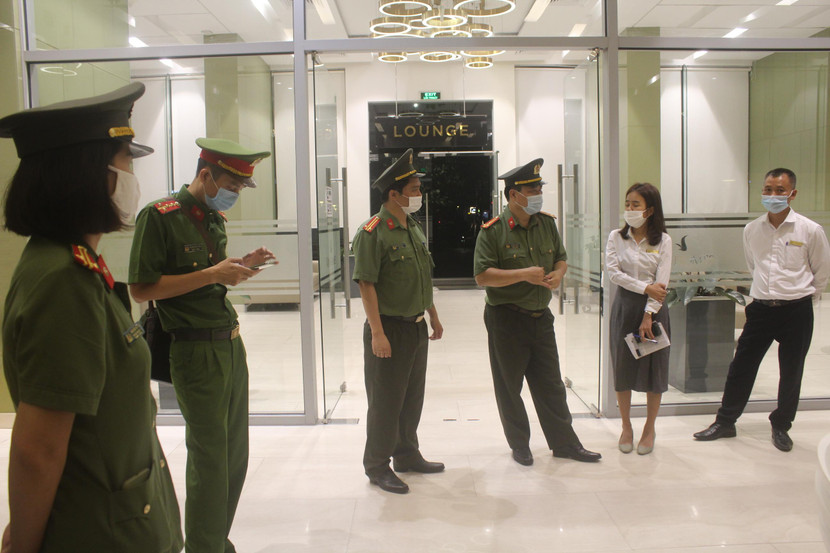 Chỉ huy CAQ Nam Từ Liêm trực tiếp tham gia một tổ công tác, trao đổi với Ban Quản lý tòa nhà về việc tổng kiểm tra rà soát người nước ngoài tạm trú trên địa bàn Chỉ huy CAQ Nam Từ Liêm trực tiếp tham gia một tổ công tác, trao đổi với Ban Quản lý tòa nhà về việc tổng kiểm tra rà soát người nước ngoài tạm trú trên địa bàn