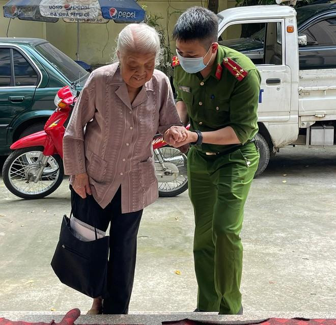 CAQ Tây Hồ giúp đỡ người già yếu khi đi làm CCCD