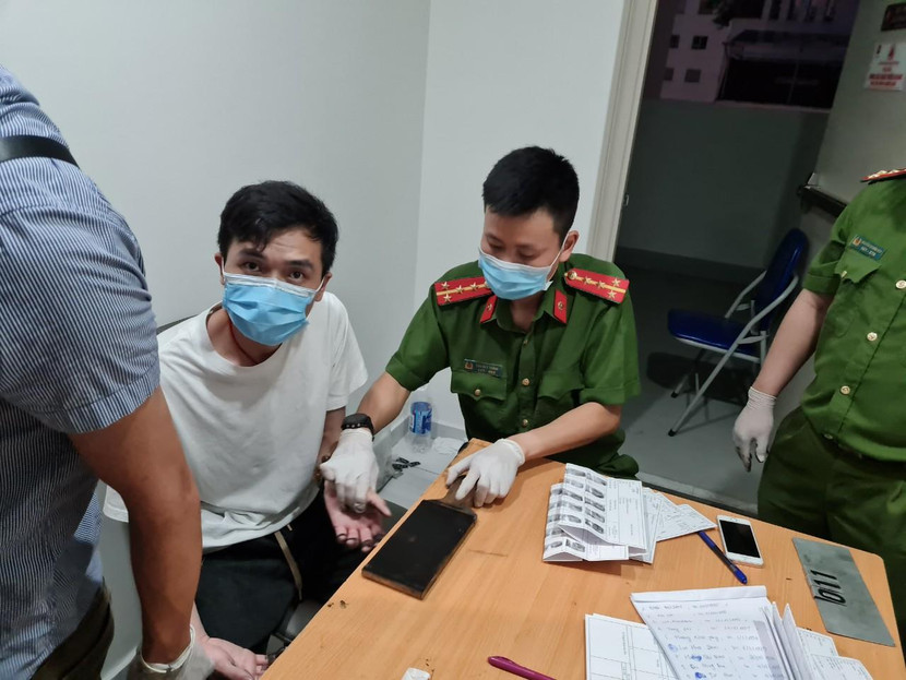 CAQ Nam Từ Liêm lập hồ sơ các đối tượng nhập cảnh trái phép và đưa đi cách ly tại Bệnh viện CATP CAQ Nam Từ Liêm lập hồ sơ các đối tượng nhập cảnh trái phép và đưa đi cách ly tại Bệnh viện CATP