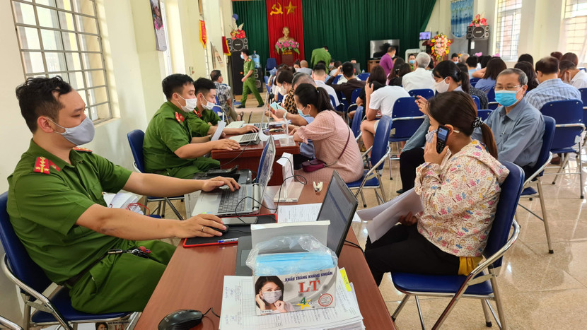 CAP Mễ Trì chủ động trang bị khẩu trang cho người dân quên không mang, để phòng dịch Covid-19