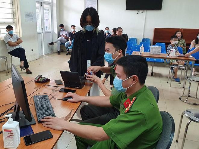 CAQ Tây Hồ tuân thủ nguyên tắc phòng dịch khi cấp CCCD