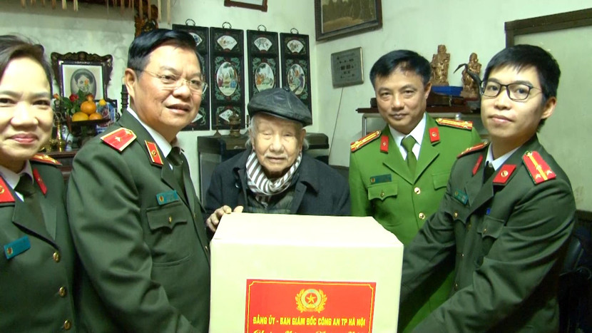 Thiếu tướng Đào Thanh Hải, Phó Giám đốc CATP Hà Nội thăm hỏi tặng quà Đại tá Nguyễn Thanh Đức, nguyên Phó Giám đốc CATP Hà Nội Thiếu tướng Đào Thanh Hải, Phó Giám đốc CATP Hà Nội thăm hỏi tặng quà Đại tá Nguyễn Thanh Đức, nguyên Phó Giám đốc CATP Hà Nội