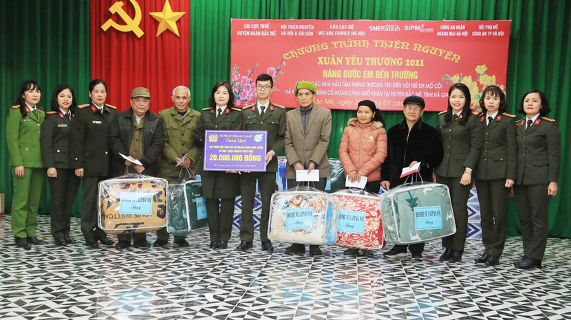 Đoàn công tác thăm hỏi tặng quà cho hội viên phụ nữ có hoàn cảnh khó khăn