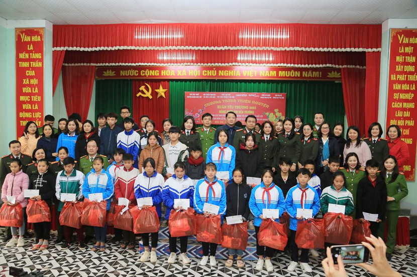 Xuân yêu thương đến với những học sinh có hoàn cảnh khó khăn của huyện Bắc Mê