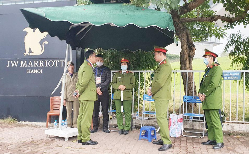 Chỉ huy CAQ Nam Từ Liêm trực tiếp kiểm tra tại các tổ chốt trực bảo vệ Đại hội Đảng Chỉ huy CAQ Nam Từ Liêm trực tiếp kiểm tra tại các tổ chốt trực bảo vệ Đại hội Đảng