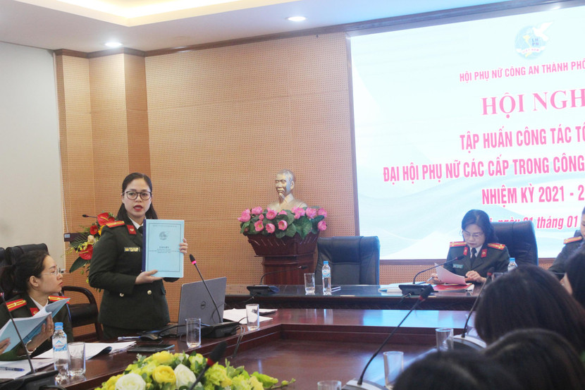 Thiếu tá Đoàn Thùy Linh, Phó Chủ tịch Hội Phụ nữ CATP Hà Nội giới thiệu về trình tự tiến hành Đại hội phụ nữ