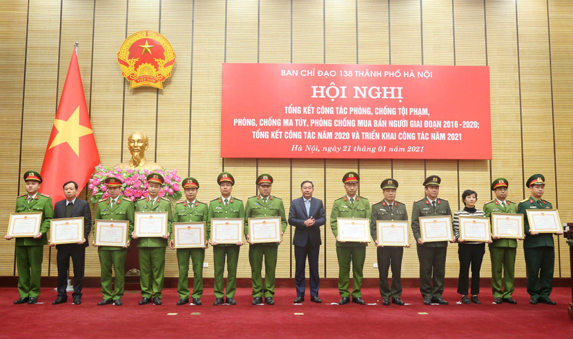 Ông Lê Hồng Sơn tặng Bằng khen của UBND TP cho các tập thể, cá nhân có thành tích xuất sắc