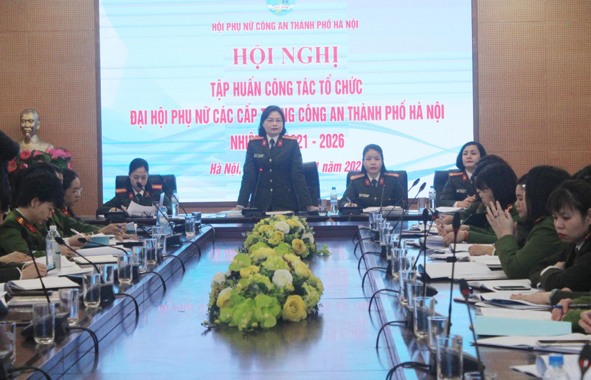 Thượng tá Vũ Thị Kim Yến, Chủ tịch Hội Phụ nữ CATP Hà Nội phát biểu khai mạc hội nghị tập huấn