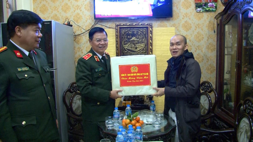 Thiếu tướng Đào Thanh Hải và đoàn công tác thăm hỏi động viên Trung tá Hoàng Vũ Minh Thiếu tướng Đào Thanh Hải và đoàn công tác thăm hỏi động viên Trung tá Hoàng Vũ Minh