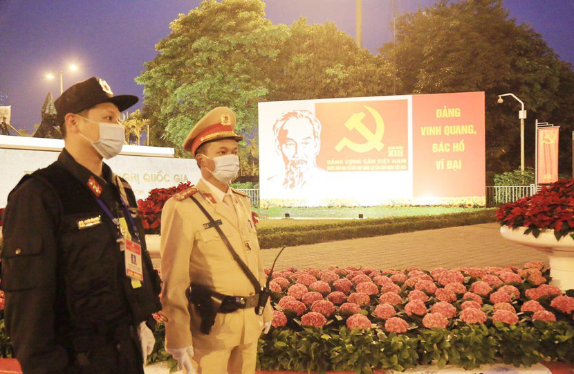 Cán bộ chiến sỹ Trung đoàn CSCĐ - CATP Hà Nội cùng các lực lượng khác của CATP tham gia trực chốt tại Trung tâm Hội nghị Quốc gia