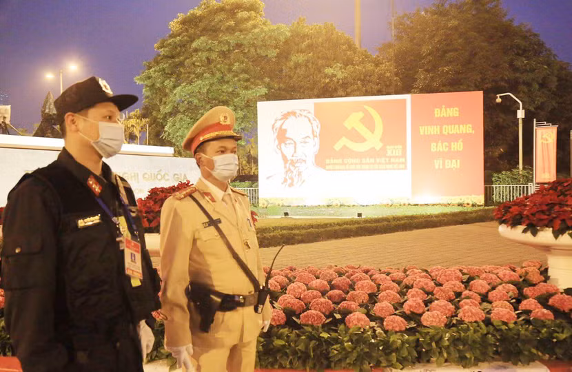 Cán bộ chiến sỹ Trung đoàn CSCĐ - CATP Hà Nội cùng các lực lượng khác của CATP tham gia trực chốt tại Trung tâm Hội nghị Quốc gia