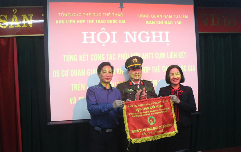 Bàn giao Cờ luân lưu đơn vị Cụm trưởng Cụm liên kết từ Khu liên hợp thể thao Quốc gia sang Ngân hàng Nông nghiệp và phát triển nông thôn