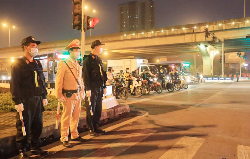 CSCĐ cùng tham gia ứng trực, phân luồng giao thông trên các tuyến đường nơi diễn ra Đại hội, nơi lưu trú của các đại biểu