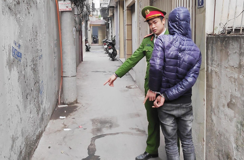 Thực hiện dẫn giải đối tượng đến hiện trường vụ án