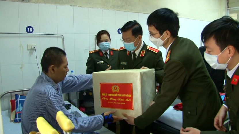 Thiếu tướng Đào Thanh Hải thăm hỏi tặng quà Trung úy Đặng Văn Minh Thiếu tướng Đào Thanh Hải thăm hỏi tặng quà Trung úy Đặng Văn Minh