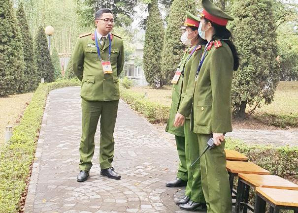 Không chỉ CBCS nam mà cả các CBCS nữ cũng tham gia bảo vệ Đại hội Đảng Không chỉ CBCS nam mà cả các CBCS nữ cũng tham gia bảo vệ Đại hội Đảng