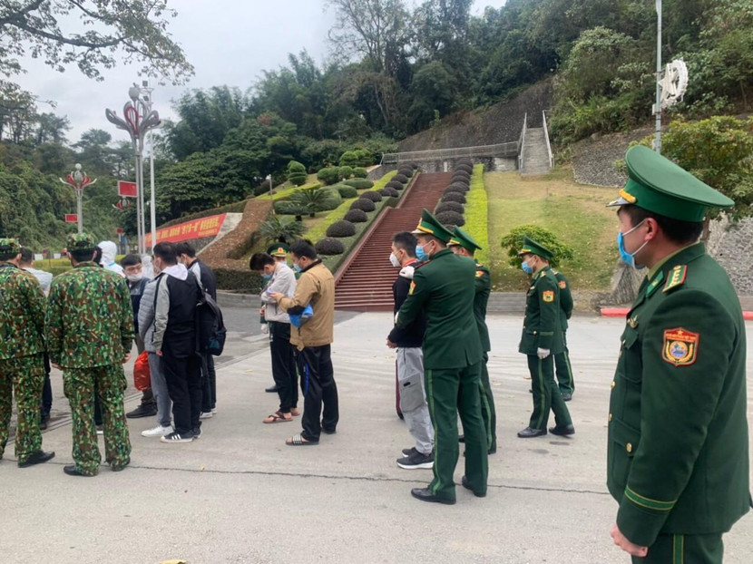 Trao trả công dân nhập cảnh trái phép vào Việt Nam cho phía Trung Quốc Trao trả công dân nhập cảnh trái phép vào Việt Nam cho phía Trung Quốc