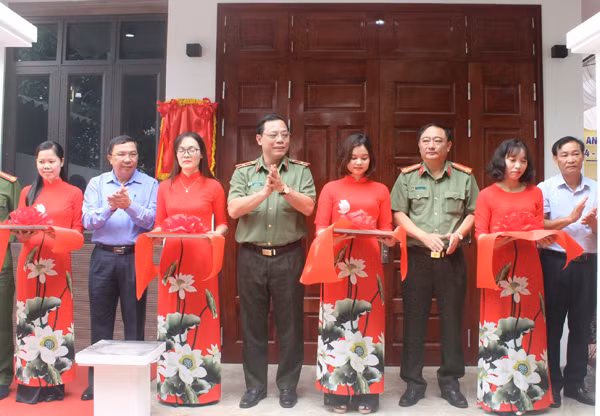 Thiếu tướng Nguyễn Hải Trung và ông Nguyễn Hữu Hoàng, Chủ tịch UBND huyện Đan Phượng cùng đại diện phòng nghiệp vụ CATP, UBND xã Trung Châu cắt băng khánh thành nhà tình nghĩa