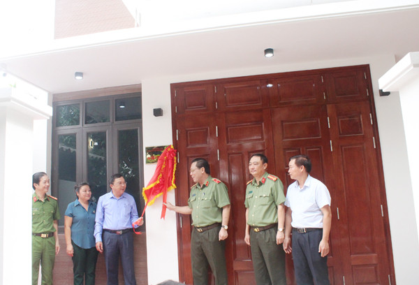 Gắn biển nhà tình nghĩa tặng thân nhân gia đình liệt sỹ Gắn biển nhà tình nghĩa tặng thân nhân gia đình liệt sỹ