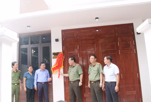 Gắn biển nhà tình nghĩa tặng thân nhân gia đình liệt sỹ