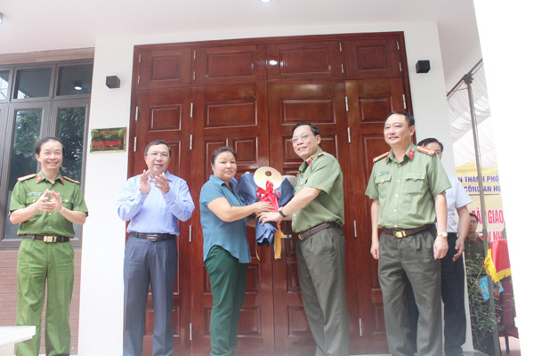 Thiếu tướng Nguyễn Hải Trung trao chìa khóa nhà tình nghĩa cho bà Đặng Thị Phương Thiếu tướng Nguyễn Hải Trung trao chìa khóa nhà tình nghĩa cho bà Đặng Thị Phương