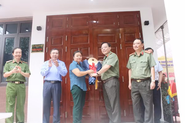 Thiếu tướng Nguyễn Hải Trung trao chìa khóa nhà tình nghĩa cho bà Đặng Thị Phương
