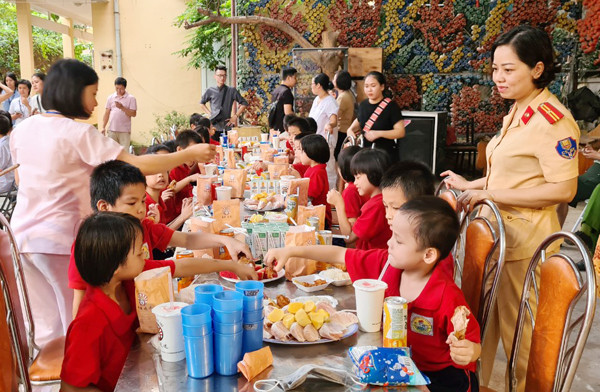 "Bữa tiệc trông trăng" do chính các cô công an và nhà tài trợ chuẩn bị cho các con