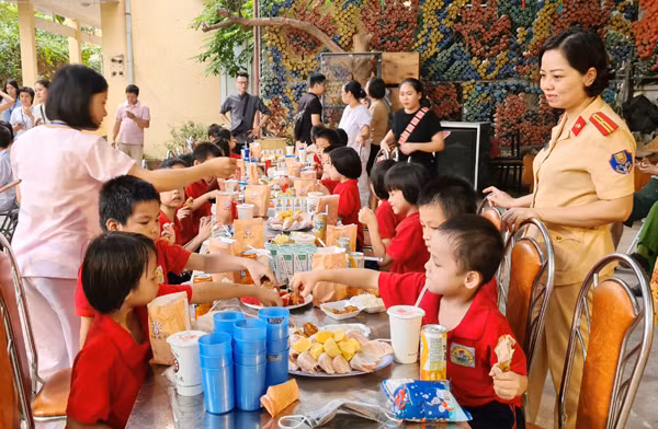 "Bữa tiệc trông trăng" do chính các cô công an và nhà tài trợ chuẩn bị cho các con