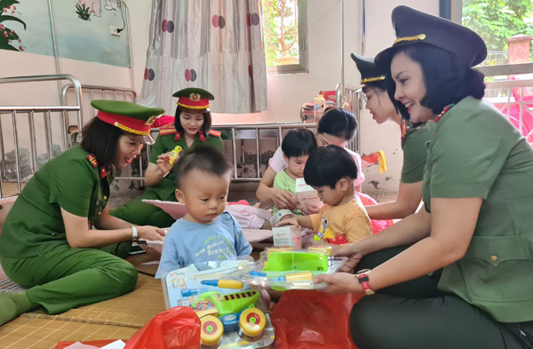 Những món quà thể hiện tình cảm với trẻ em thiệt thòi