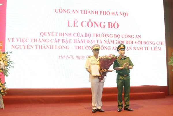 Thừa ủy quyền của Bộ trưởng Bộ Công an, Đại tá Nguyễn Hồng Ky đã trao quyết định thăng cấp bậc hàm Đại tá cho đồng chí Nguyễn Thành Long, Trưởng CAQ Nam Từ Liêm Thừa ủy quyền của Bộ trưởng Bộ Công an, Đại tá Nguyễn Hồng Ky đã trao quyết định thăng cấp bậc hàm Đại tá cho đồng chí Nguyễn Thành Long, Trưởng CAQ Nam Từ Liêm