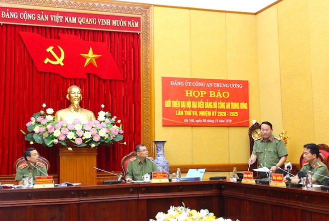 Đại tá Tạ Quang Huy, Phó Chủ nhiệm Ủy ban Kiểm tra Đảng ủy Công an Trung ương trả lời câu hỏi của phóng viên tại buổi họp báo