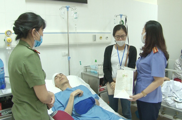 Đoàn công tác thăm hỏi tặng quà Đại úy Trần Tuấn Anh, cán bộ đội Cảnh sát Thi hành án hình sự và HTTP Công an quận Hoàng Mai