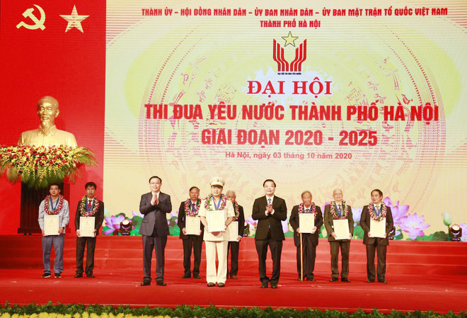 Đại tá Lê Đức Hùng cùng 9 cá nhân khác vinh dự nhận danh hiệu Công dân Thủ đô ưu tú