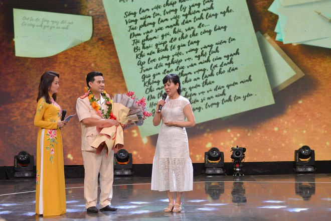 Hình ảnh Đại tá Lê Đức Hùng và người được anh giải cứu trong vụ khống chế con tin cướp tài sản và bài thơ xúc động được nạn nhân viết