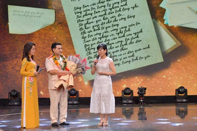 Hình ảnh Đại tá Lê Đức Hùng và người được anh giải cứu trong vụ khống chế con tin cướp tài sản và bài thơ xúc động được nạn nhân viết Hình ảnh Đại tá Lê Đức Hùng và người được anh giải cứu trong vụ khống chế con tin cướp tài sản và bài thơ xúc động được nạn nhân viết