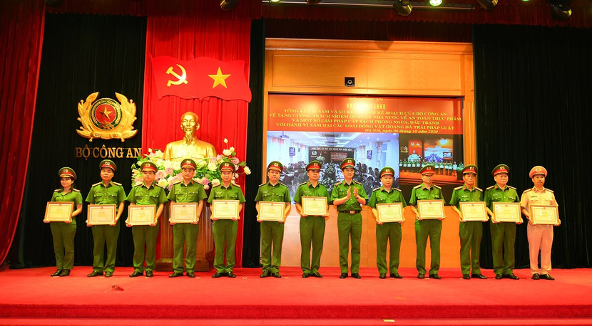 Thứ trưởng Nguyễn Duy Ngọc trao Bằng khen của Bộ Công an tặng các tập thể, cá nhân có thành tích xuất sắc Thứ trưởng Nguyễn Duy Ngọc trao Bằng khen của Bộ Công an tặng các tập thể, cá nhân có thành tích xuất sắc