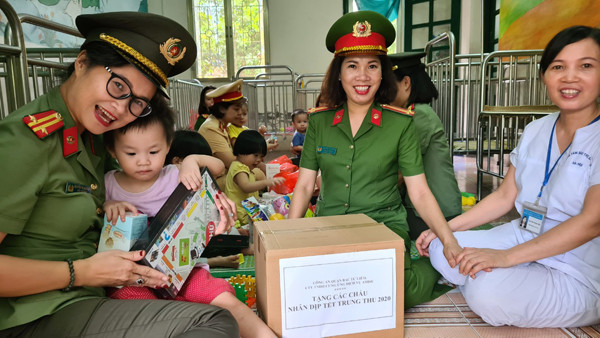 Những món quà nặng nghĩa tình của các cô Công an tặng trẻ em thiệt thòi