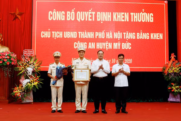 Đồng chí Nguyễn Ngọc Việt, Thành ủy viên, Bí thư Huyện ủy Mỹ Đức thừa ủy quyền của Chủ tịch UBND TP tặng Bằng khen cho CBCS CAH Mỹ Đức Đồng chí Nguyễn Ngọc Việt, Thành ủy viên, Bí thư Huyện ủy Mỹ Đức thừa ủy quyền của Chủ tịch UBND TP tặng Bằng khen cho CBCS CAH Mỹ Đức