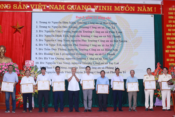 Ban tổ chức khen thưởng, ghi nhận những đóng góp của lực lượng công an xã bán chuyên trách và công an chính quy đang đảm nhiệm chức danh công an xã