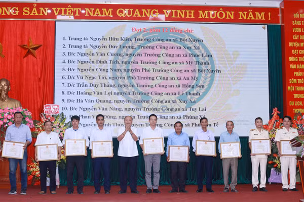 Ban tổ chức khen thưởng, ghi nhận những đóng góp của lực lượng công an xã bán chuyên trách và công an chính quy đang đảm nhiệm chức danh công an xã Ban tổ chức khen thưởng, ghi nhận những đóng góp của lực lượng công an xã bán chuyên trách và công an chính quy đang đảm nhiệm chức danh công an xã