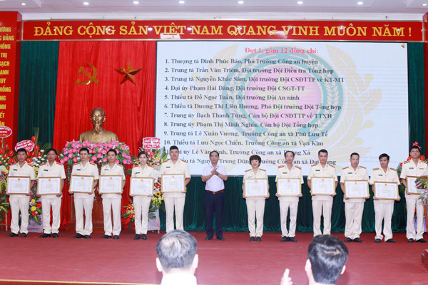 Lãnh đạo huyện Mỹ Đức tặng Giấy khen của UBND huyện cho các cá nhân đang công tác tại CAH Mỹ Đức có thành tích xuất sắc