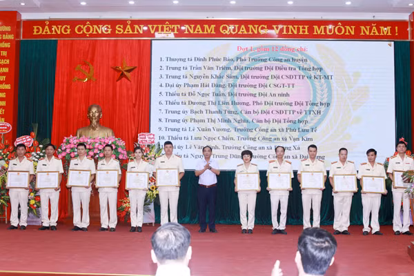 Lãnh đạo huyện Mỹ Đức tặng Giấy khen của UBND huyện cho các cá nhân đang công tác tại CAH Mỹ Đức có thành tích xuất sắc Lãnh đạo huyện Mỹ Đức tặng Giấy khen của UBND huyện cho các cá nhân đang công tác tại CAH Mỹ Đức có thành tích xuất sắc
