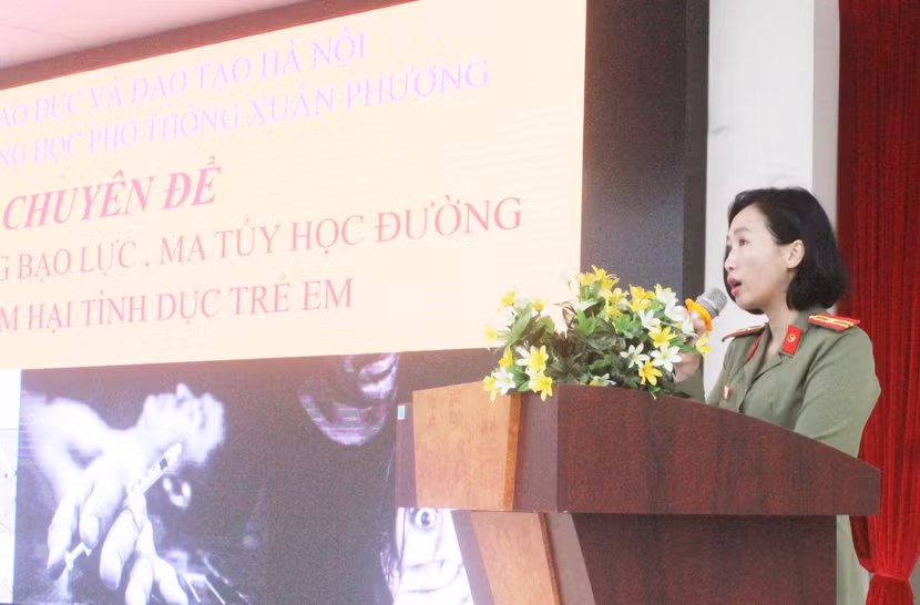 Thiếu tá Nguyễn Thị Tuyết, Đội phó Đội An ninh CAQ Nam Từ Liêm khai mạc buổi tuyên truyền pháp luật